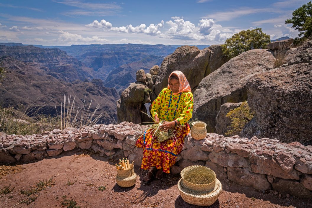 Mujer Tejiendo - Rodolfo Lara - México