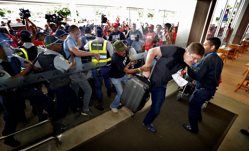 Greve fecha aeroporto de Brasília