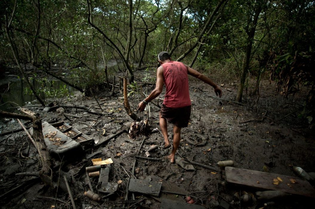 Sobreviventes caçadores de caranguejos na Baía de Guanabara - Fabio Teixeira